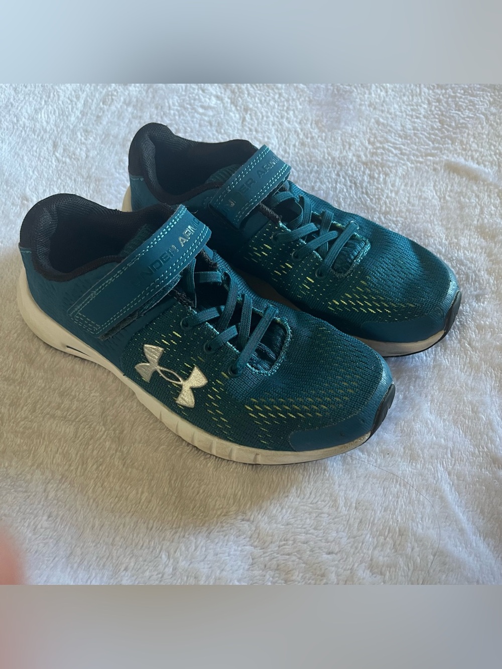 Under Armour Kids' Pursuit BP Sneaker, Teal Vibe /White Size 2